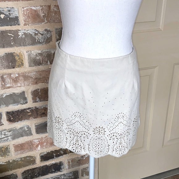 Forever 22 Cream Ivory Vegan Leather Mini Skirt Laser Cutouts Scalloped Hem Sz12 - Picture 4 of 15